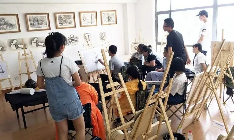 包括素描,速写,色彩,设计等课程,主要从事绘画,艺术设计,影视美术置景